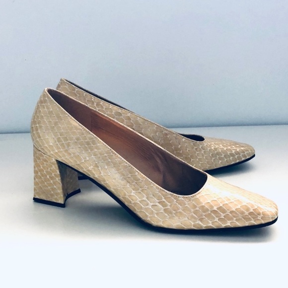 Vintage Stuart Weitzman Gold/Mustard Heels - Picture 2 of 8